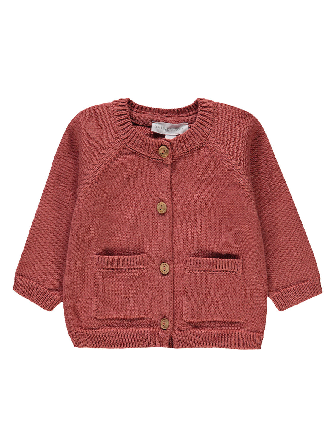 Kinder-Strickjacke Lot of Shells Bordeauxrot mit Rundhalsausschnitt, langen Raglanärmeln, Rippbündchen, vier Holzknöpfen, zwei Taschen und bellybutton-Label am Nacken.