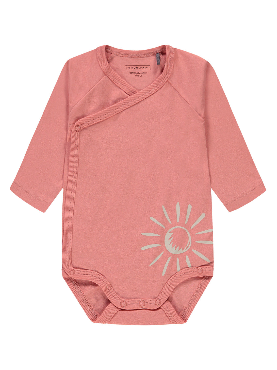 Body Hello Sunshine Koralle: Langärmeliger Wickel-Body mit Druckknöpfen an der Seite und im Schritt, verziert mit einem einfachen Sonnenmotiv auf der Vorderseite unten.
