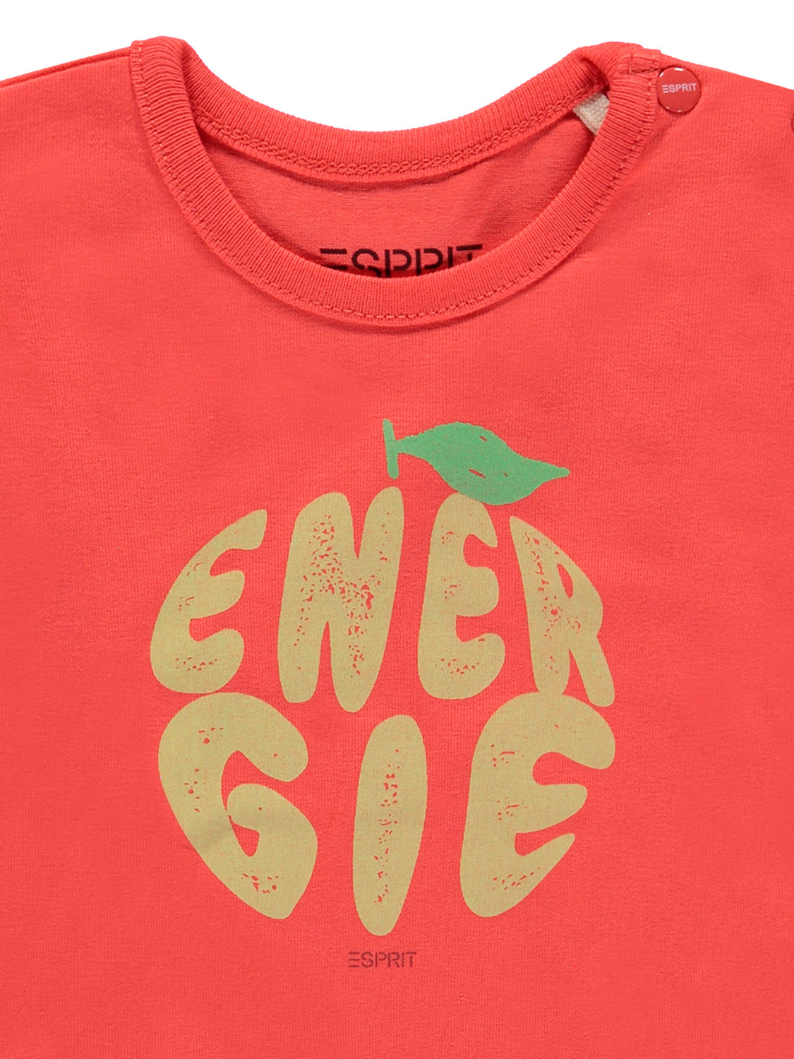 Esprit T-Shirt 1/4 Arm coral orange mit Rundhalsausschnitt, Knopf an der Schulter und ENERGIE-Grafik in cremefarbenen Buchstaben mit grünem Blatt.