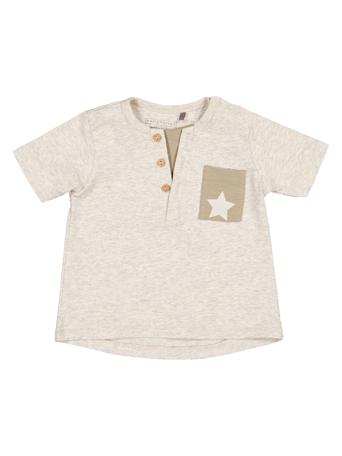 Kurzarm-Kinder-T-Shirt T-Shirt Grau mit Henley-Knopfleiste und kleiner beiger Brusttasche mit weißem Stern, ideal für modische Kinderoutfits von bellybutton.