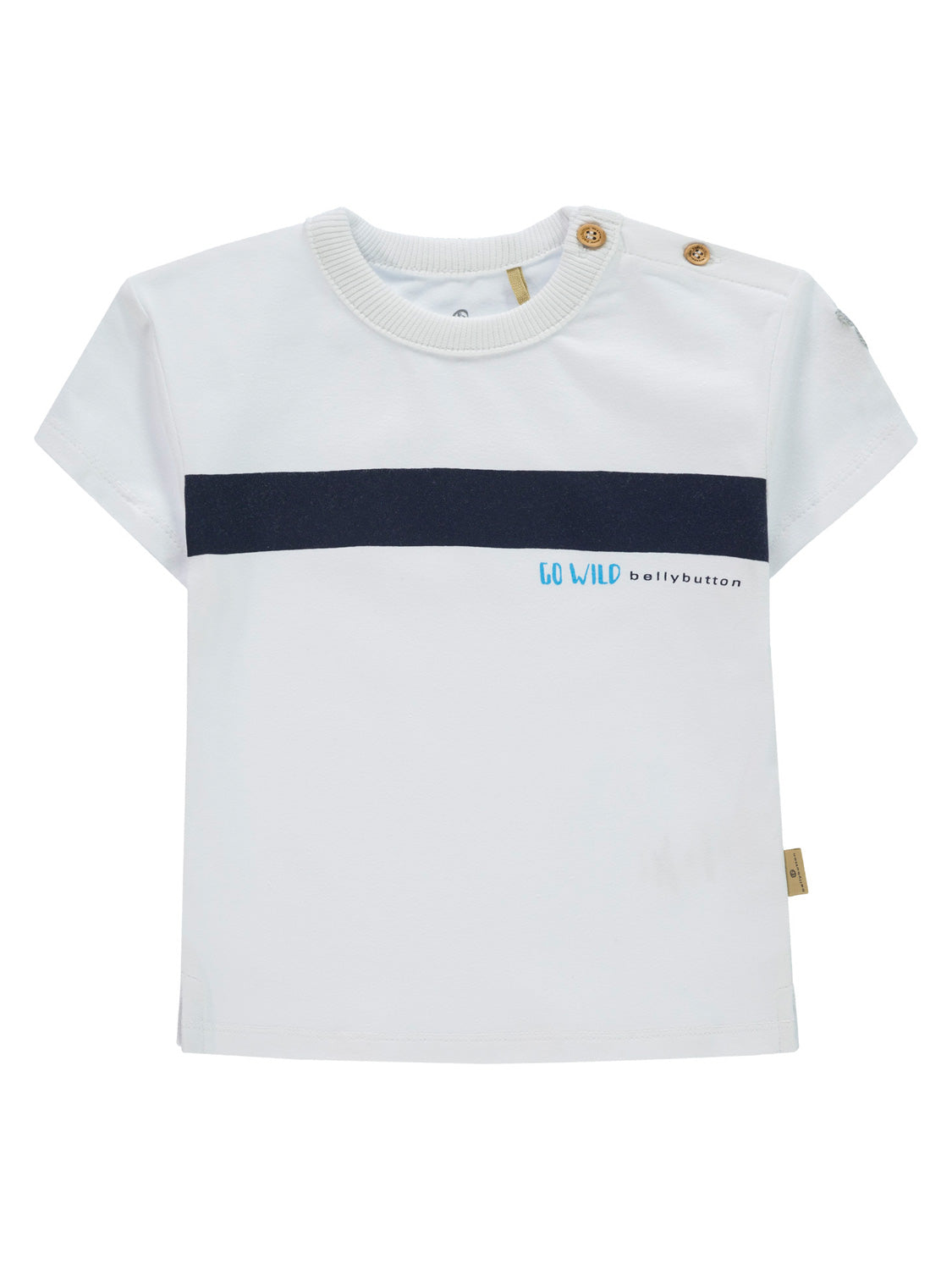 T-Shirt Weiß: Kinder-T-Shirt mit kurzem Arm, navyblauem Streifen und Aufschrift „GO WILD bellybutton“, Holzknöpfe an Schulter erleichtern das Anziehen.