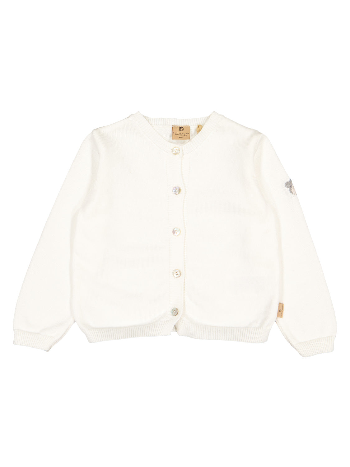 Strickjacke Cremeweiß: Einfache, langärmlige Strickjacke für Kleinkinder mit Rundhalsausschnitt, gerippten Bündchen und Saum sowie Knöpfen vorne, ideal für modische Kinderbekleidung von bellybutton.