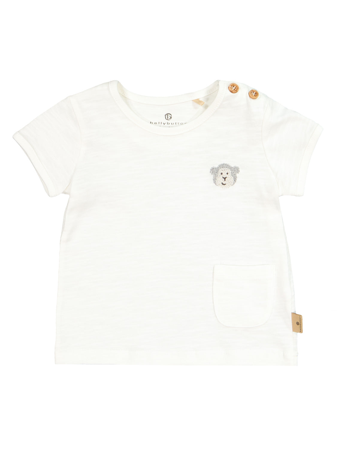T-Shirt Cremeweiß: Kurzarm-Kinder-T-Shirt mit Rundhalsausschnitt, Holzoptik-Knöpfen, Brusttasche, Teddy-Stickerei und bellybutton-Label. Ideal für minimalistische Babymode von bellybutton.