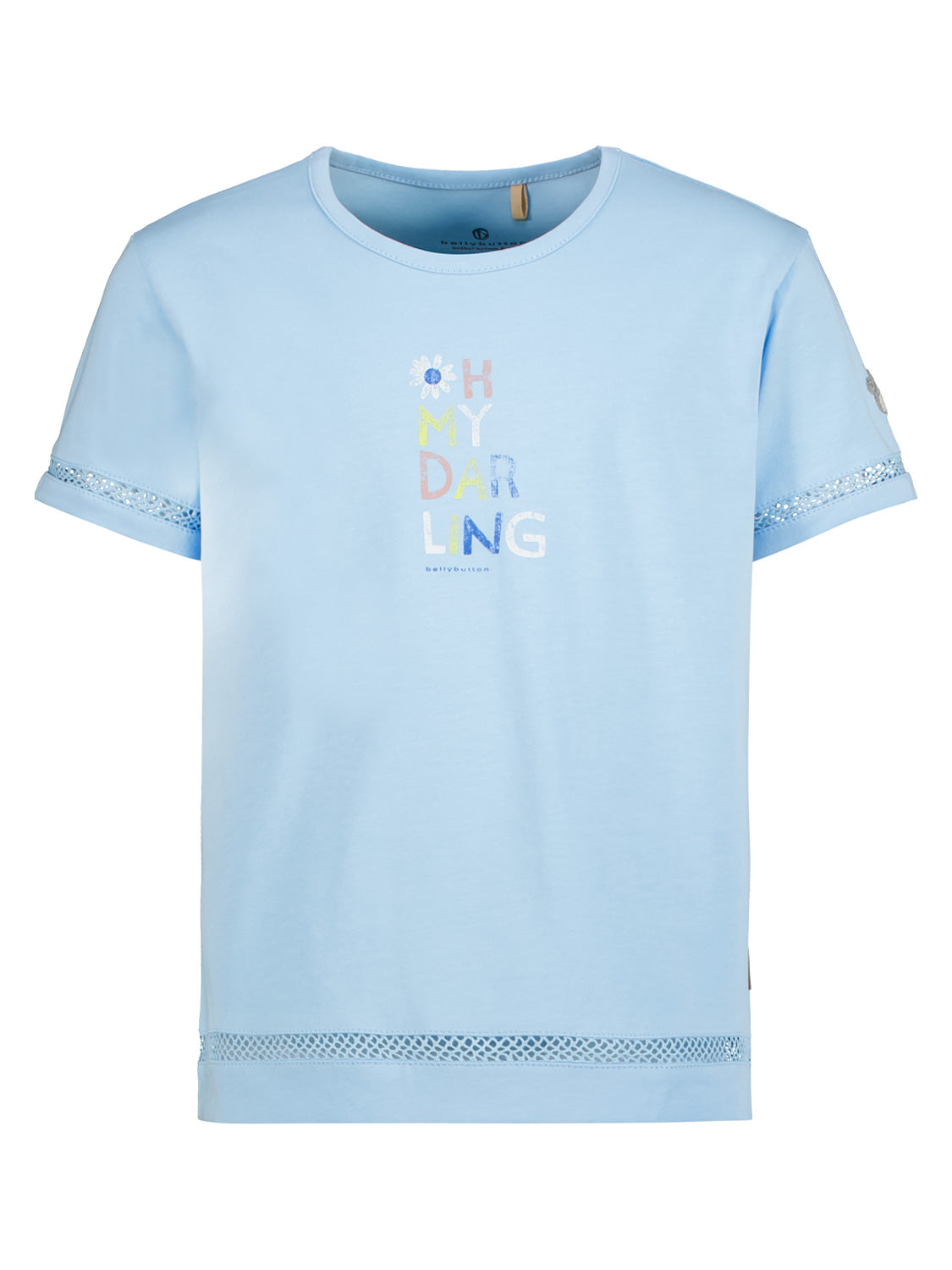 T-Shirt Hellblau mit kurzen Ärmeln und Spitzenbesatz, Schriftzug OH MY DARLING in bunten Buchstaben, kleine Blumen-Grafik. Ideal für Kinder im store bellybutton.