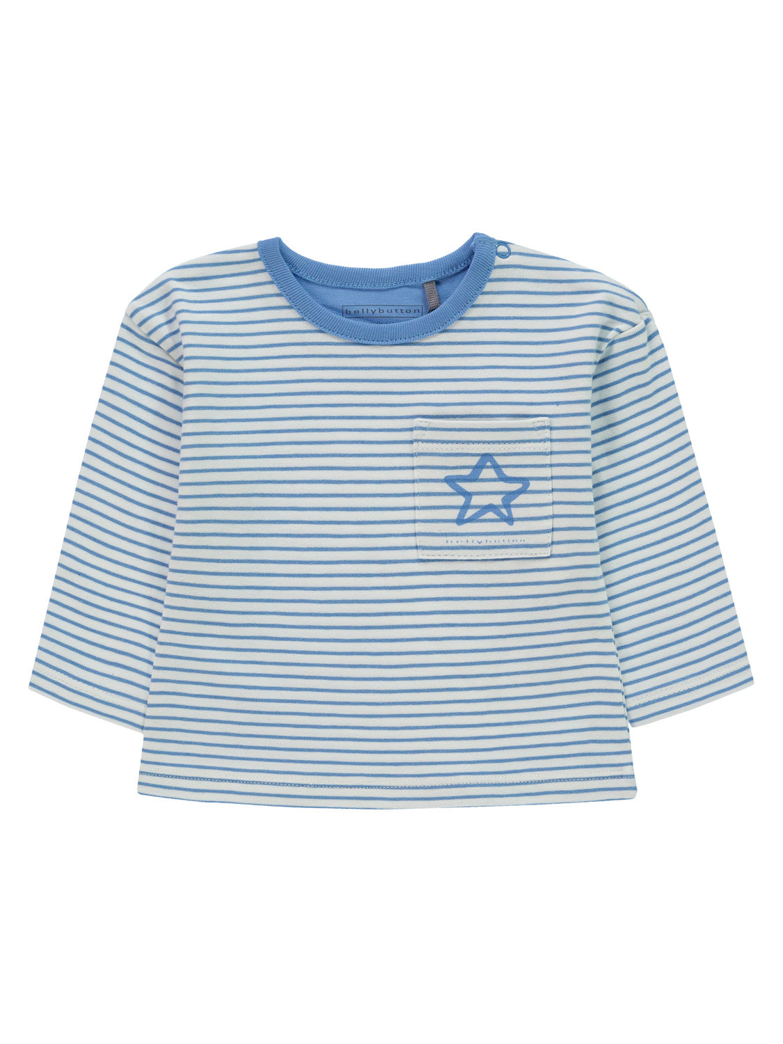 Langarmshirt Hellblau: Gestreiftes Kinder-Longsleeve mit blauer Halsblende und Brusttasche mit Sternmotiv. Praktischer Schulterknopf für einfaches Anziehen. Ideal für Babymode von bellybutton.