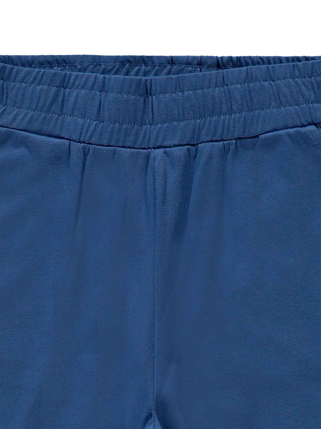 Nahaufnahme des elastischen Bunds der blauen T-Shirt Blau Shorts aus weichem Baumwoll-Jersey, ideal für bequeme Babymode von bellybutton.