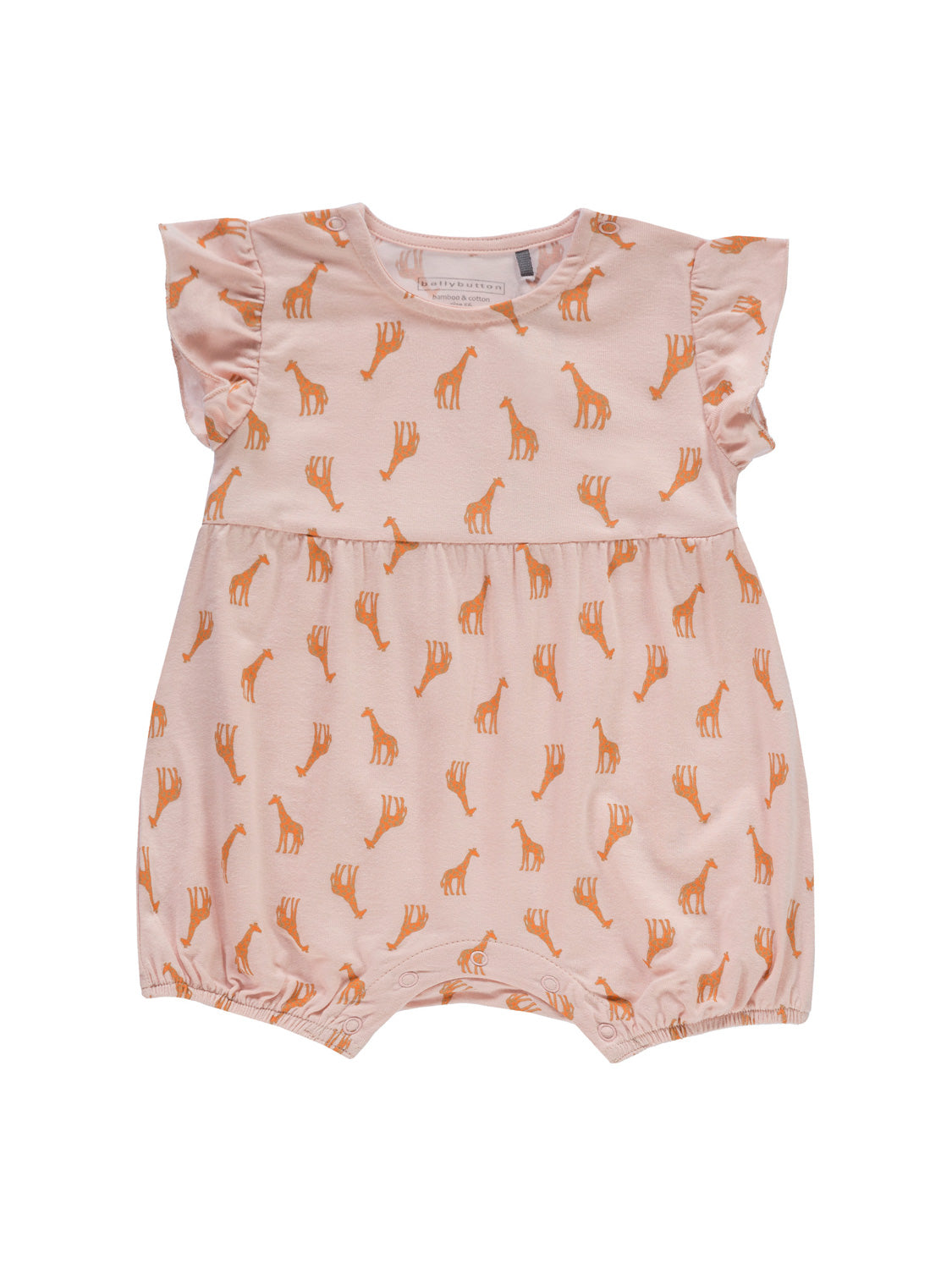 Overall Rosa Babyromper mit orangefarbenem Giraffenmuster, kurzen Flatterärmeln und Druckknöpfen im Schritt, ideal für einfache Windelwechsel. Perfekt passend zum Stil von bellybutton.