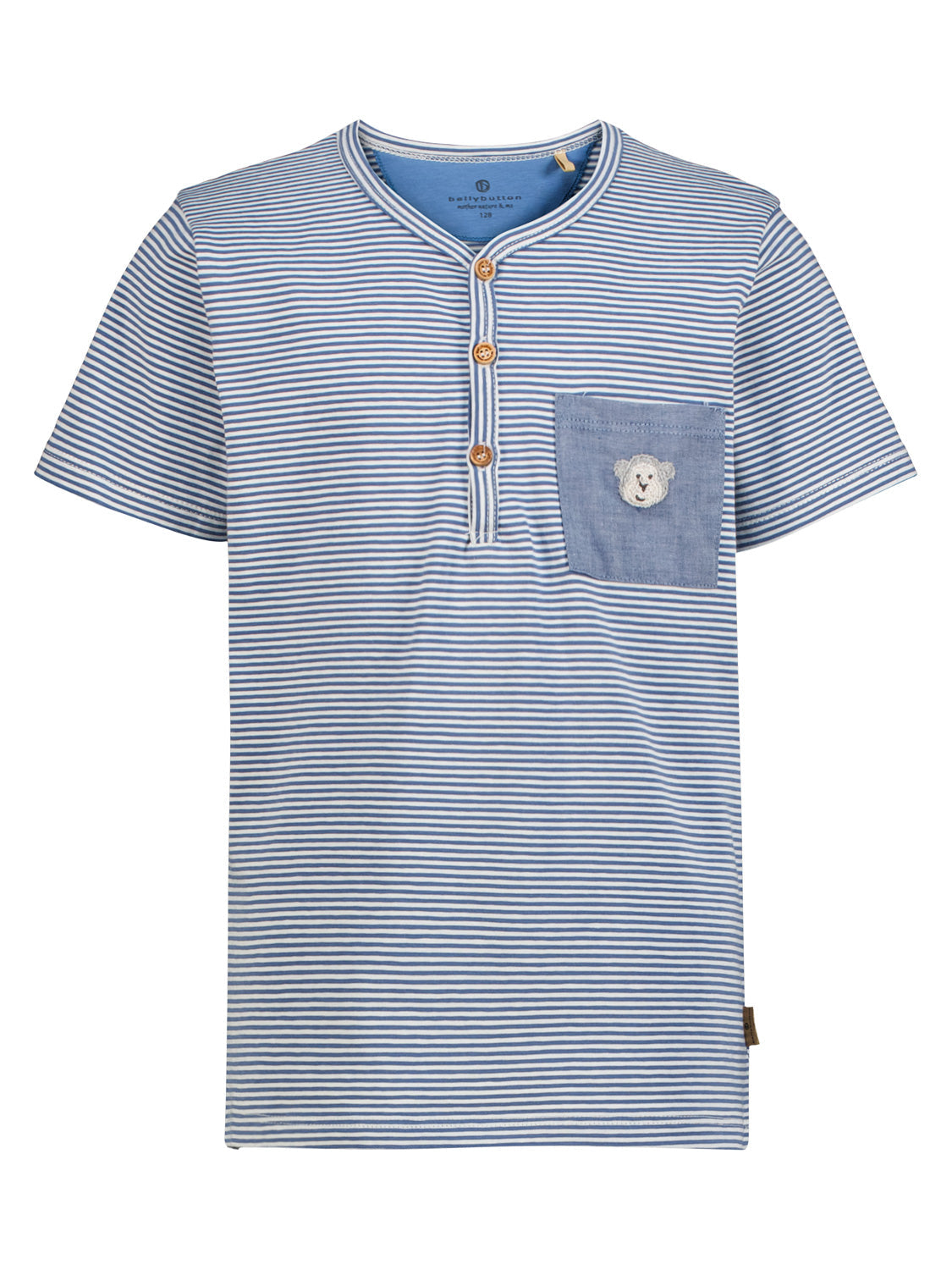 T-Shirt Blau für Kinder: Kurzarm-Henley mit hellblau-weißen Streifen, drei Knöpfen vorn und einer blauen Brusttasche mit Bärenapplikation. Perfekt für komfortable Kindermode von bellybutton.