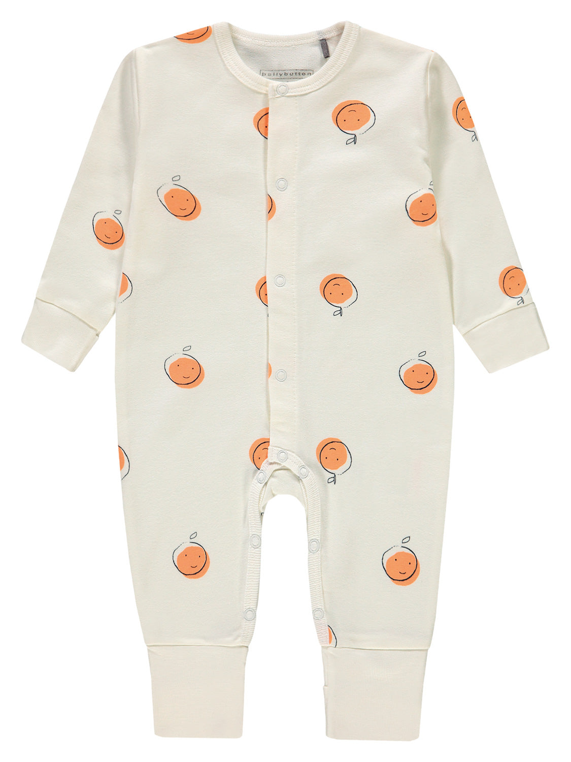 Strampler My Boy Beige: Langarm-Babystrampler ohne Fuß, cremefarben, mit fröhlichem Orangenmuster, vorn und innen mit Druckknöpfen verschließbar. Perfekt für stilvolle Babys.