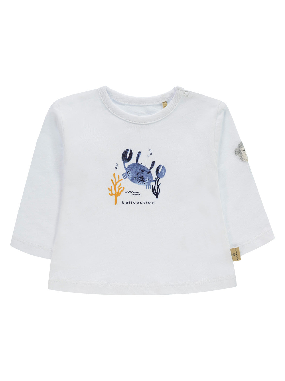 Langarmshirt Weiß mit ozeanischem Motiv eines blauen Krebses und Korallen, darunter bellybutton. Perfekt für Kinder, verkörpert den stilvollen und kindgerechten Ansatz von bellybutton.
