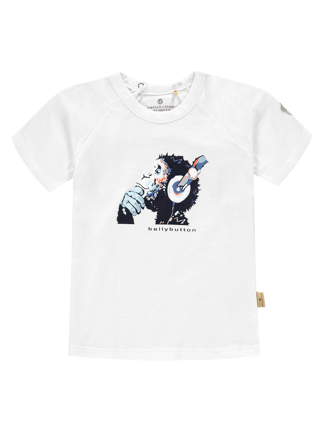 Weiße T-Shirt Weiß von bellybutton, zeigt einen Affen mit Kopfhörern, der nachdenklich auf der Hand ruht, mit dem Markennamen darunter.