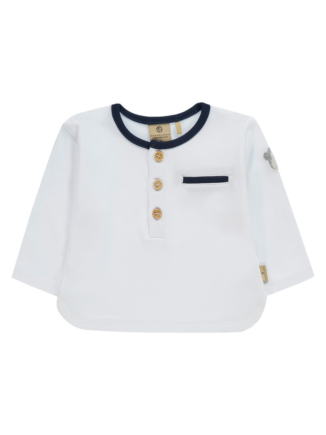 Langärmliges, weißes Baby- und Kleinkind-Henleyshirt Longsleeve Weiß mit navybesetztem Rundhals, drei Holzknöpfen und kleiner Zierbrusttasche. Ideal für stilvolle Kindermode bei bellybutton.