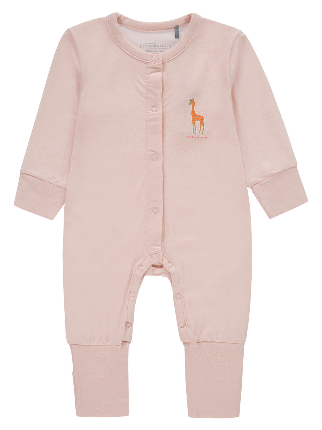 Strampler Rosa aus weichem Material, mit langen Ärmeln, Druckknöpfen vorne und an der Beininnenseite, umklappbaren Füßlingen und kleinem orangefarbenem Giraffenmotiv auf der Brust.