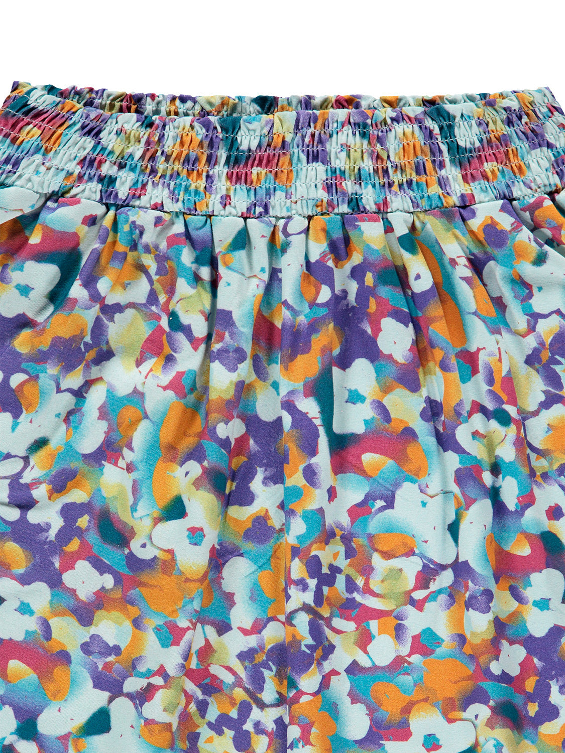 Nahaufnahme des Midirock Mehrfarbig, aus angenehm weichem Cotton-Jersey, mit abstraktem Blumenmuster und gesmoktem Bund, ideal für vielseitige Mama- und Kindermode.